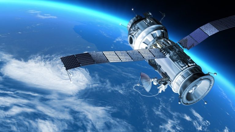 satelites en orbita sobre la tierra