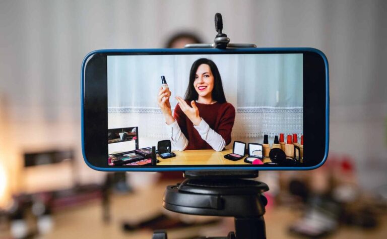 Cuál es la mejor app para grabar videos y subirlos a YouTube 20 smartphone grabando video en accion