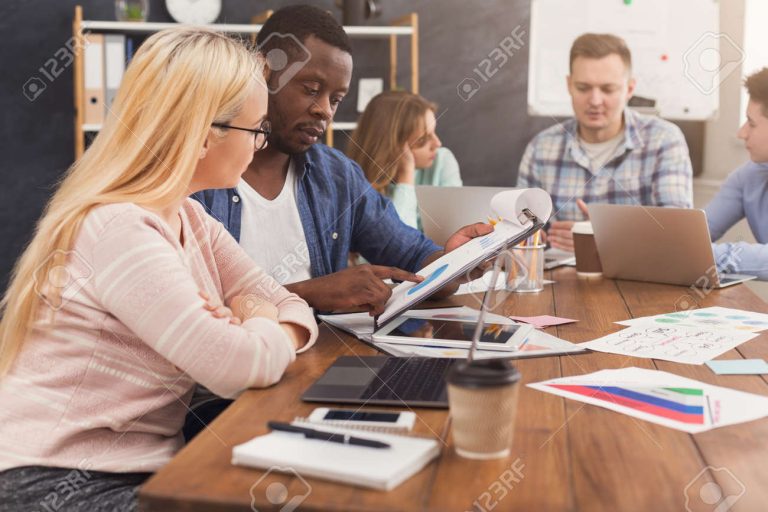 Un socio puede ser también trabajador en su propia empresa 16 socio trabajador en oficina moderna