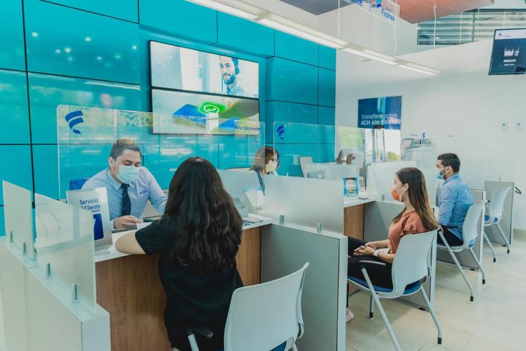 Los bancos abrirán el lunes en México Descubre los horarios 27 sucursal bancaria moderna con clientes