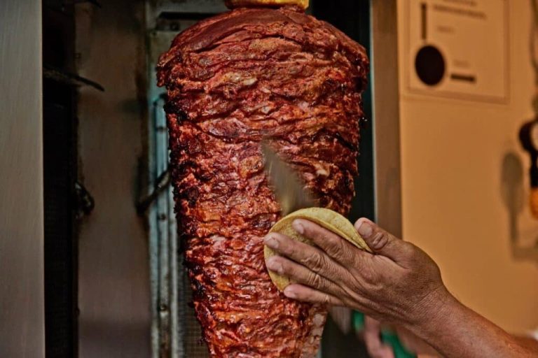 tacos el pata en un colorido puesto