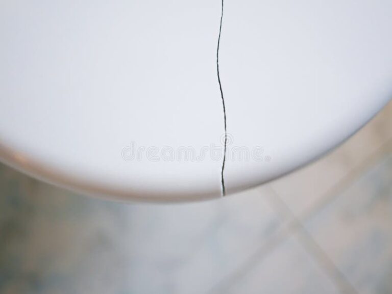 tapa de cisterna rota sobre un lavabo