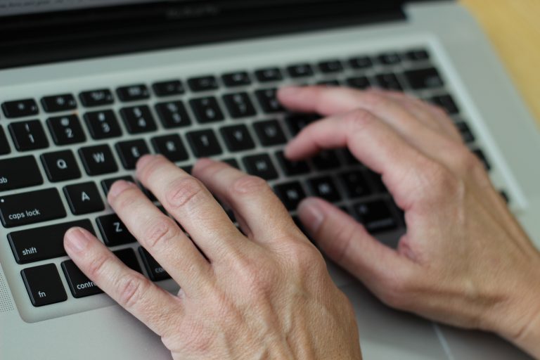 Para qué sirve el comando Control D en computadoras y dispositivos 8 teclado con manos en accion