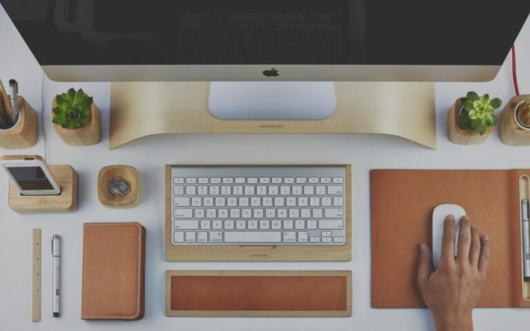 teclado y laptop en un escritorio ordenado