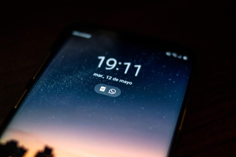 telefono android bloqueado con fondo oscuro