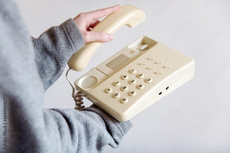 Cómo contactar a atención telefónica de Mercado Libre en México 21 telefono antiguo con auricular en mano