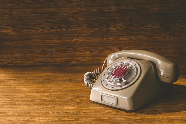 Dónde puedo encontrar el teléfono para quejas y reclamos de Telmex 9 telefono antiguo con fondo de oficina
