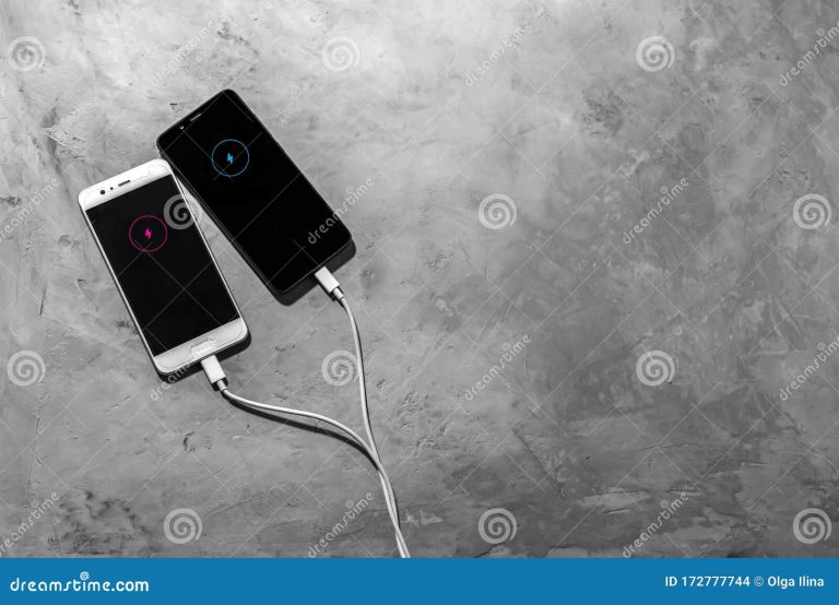 telefono movil con cables entrelazados