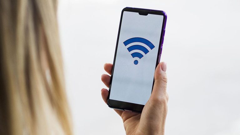 telefono movil con senal de internet