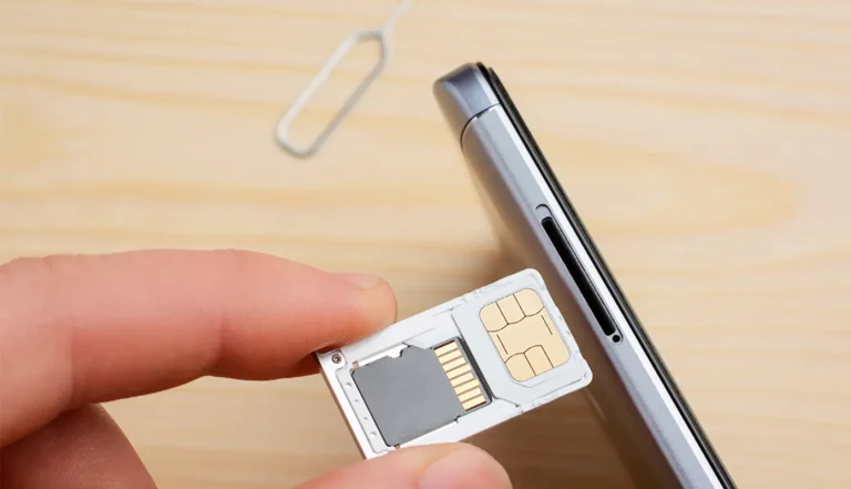 telefono movil con tarjeta sim expuesta
