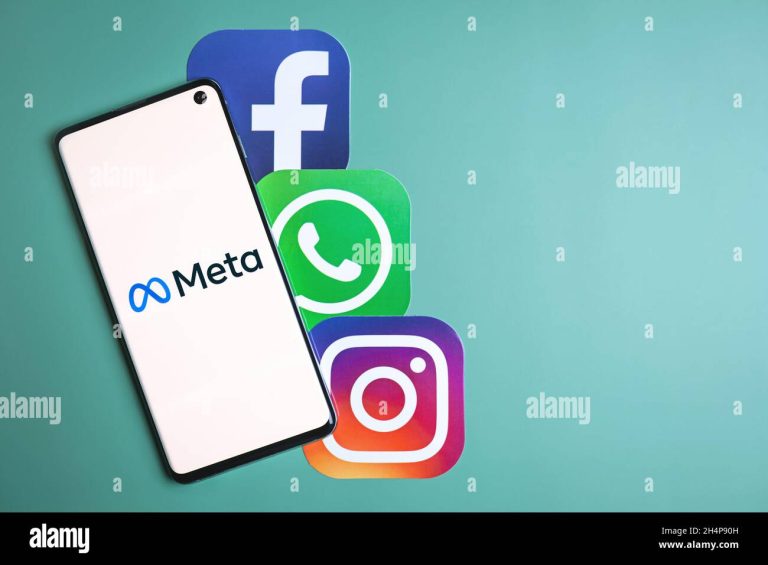 Cómo buscar a alguien en Facebook usando su número de celular 36 telefono movil junto a un logo de facebook