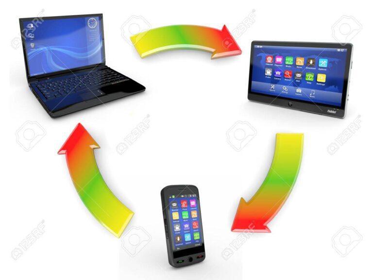 telefono y computadora con iconos de comunicacion