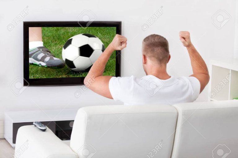 televisor con futbol y aficionados emocionados