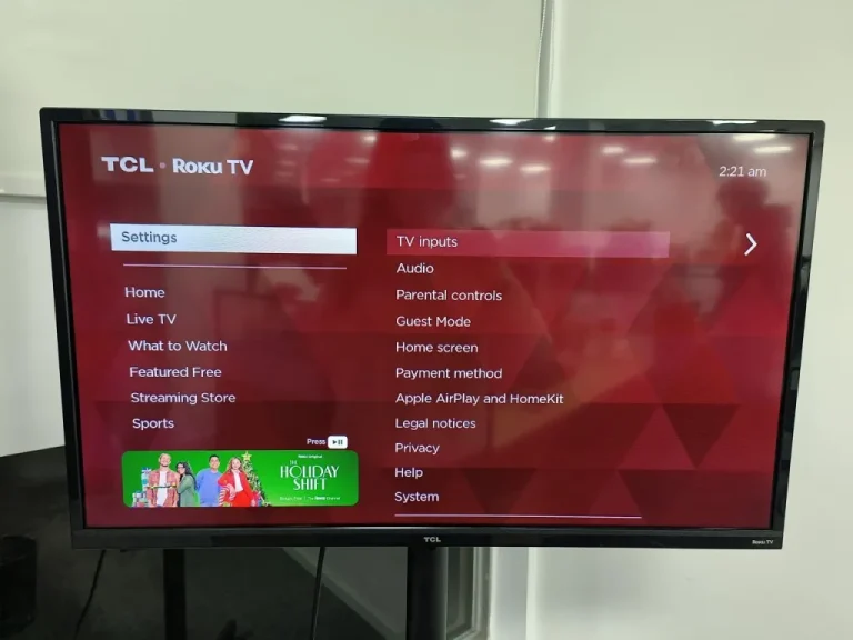 Cómo funciona un televisor TCL Roku y qué características tiene 10 televisor tcl roku con pantalla encendida