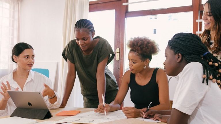 Qué Son los DÃas Laborados No Pagados y Cuáles Son sus Implicaciones 21 trabajadores en una oficina colaborando juntos
