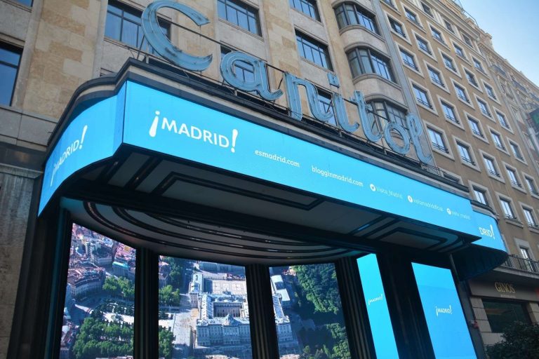 Cómo funciona el empeño fácil en Macroplaza Tecámac 41 un edificio moderno con un letrero de empeno