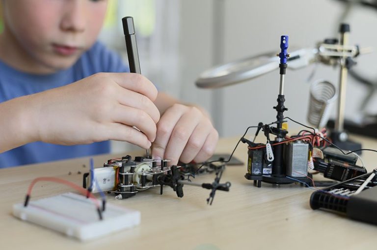 De qué trata "Mil intentos y un invento" y cuál es su mensaje 17 un inventor trabajando en su taller