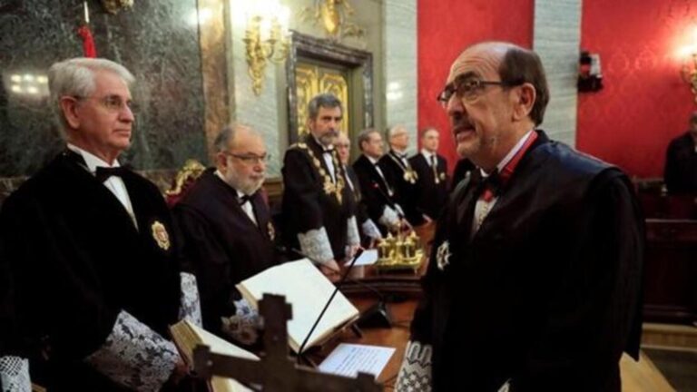 Cuánto tiempo tarda un juez en dictar sentencia en un juicio 54 un juez deliberando en su despacho