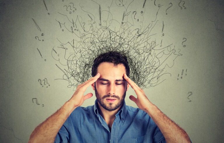 Qué significa ser prudente y cómo aplicarlo en la vida diaria 50 una persona pensando antes de actuar