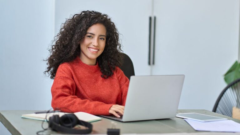 Cómo puedo meter un pedido de Avon México por Internet 48 una persona usando una laptop para comprar