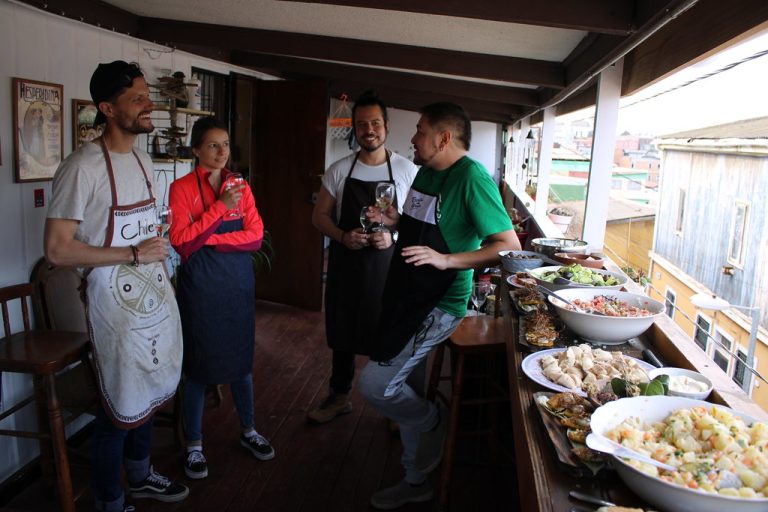 Qué gastos de viaje debo considerar para hospedaje y alimentación 11 viajero disfrutando de comida local