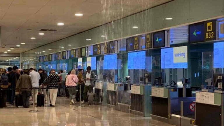 vuelo cancelado en el aeropuerto vacio